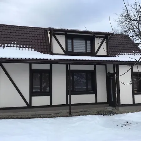 بيت للعطل у насті *